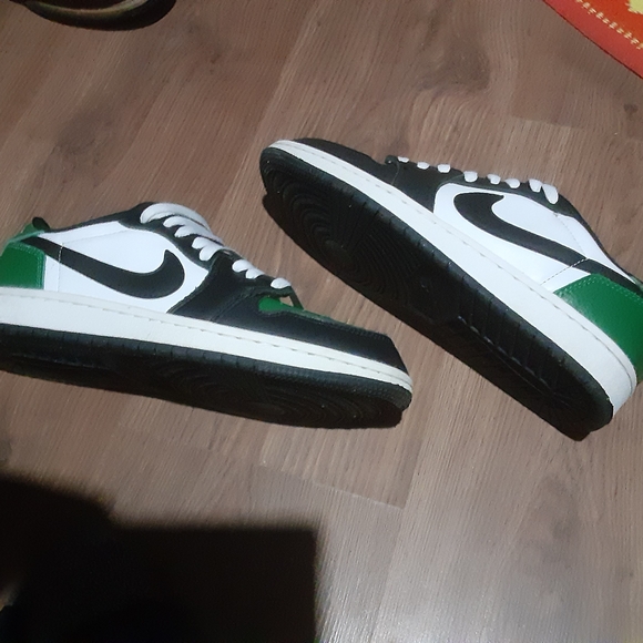 Nike Black, White, and Green Men's Sneakers - Picture 9 of 9